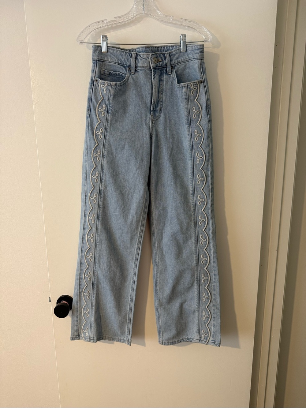 Old Navy Extra High Rise Wide Leg Embroidered Jeans Size 4 NWOT